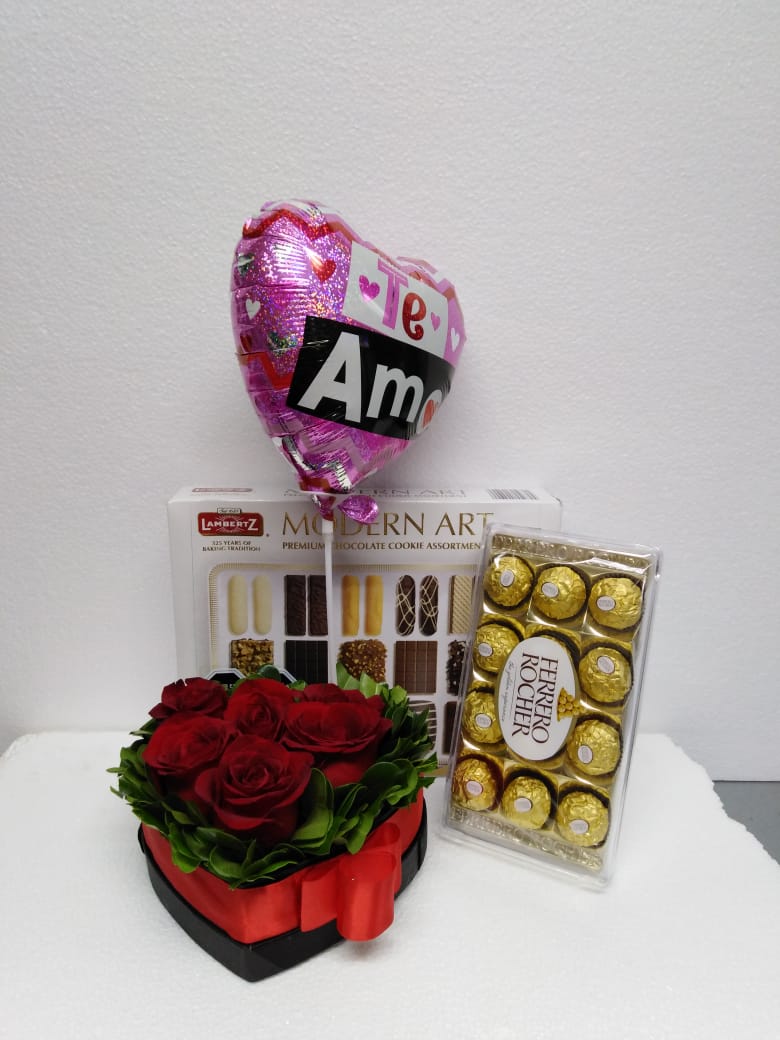Caja corazn con 6 Rosas ms Bombones Ferrero Rocher, Galletas y Globito 